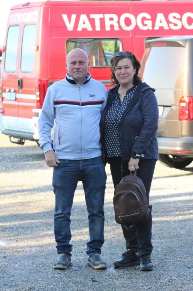 Smeđokosa dama privlačila poglede svojim atraktivnim izgledom i proljetnim outfitom