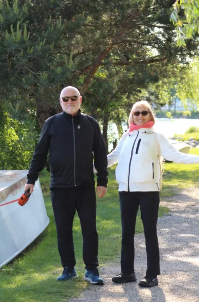 Smeđokosa dama privlačila poglede svojim atraktivnim izgledom i proljetnim outfitom