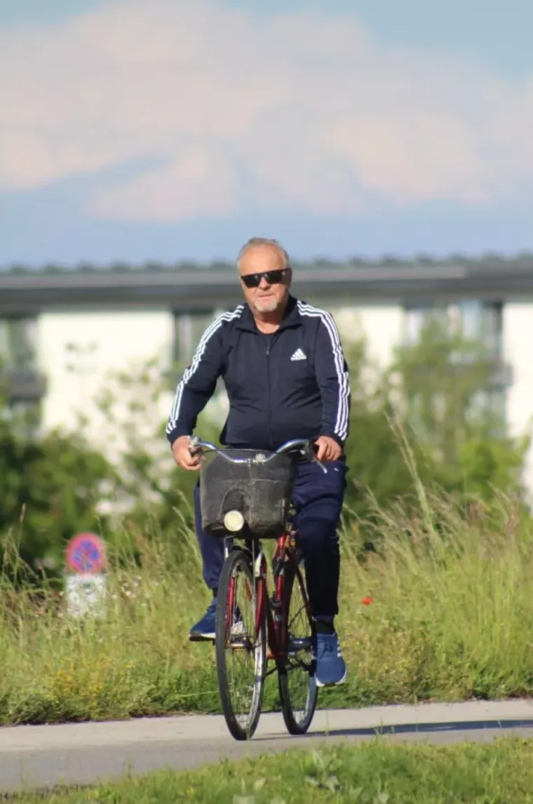 Smeđokosa dama privlačila poglede svojim atraktivnim izgledom i proljetnim outfitom