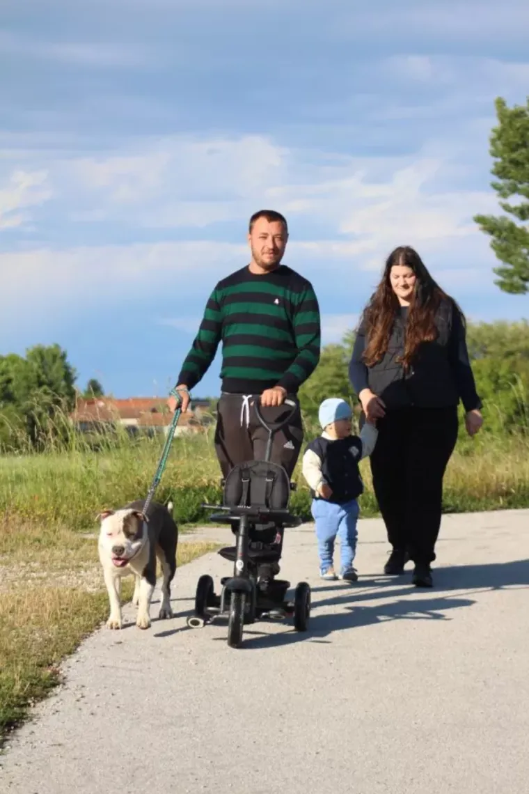 Smeđokosa dama privlačila poglede svojim atraktivnim izgledom i proljetnim outfitom