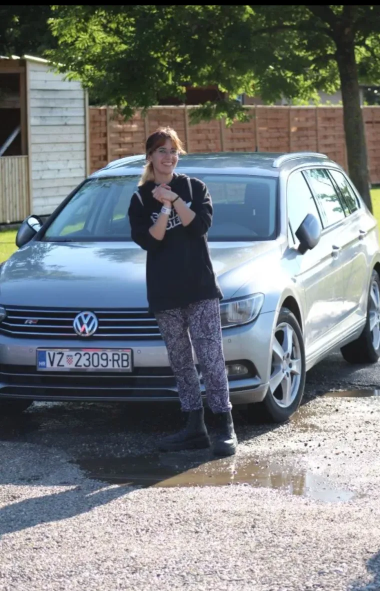 Smeđokosa dama privlačila poglede svojim atraktivnim izgledom i proljetnim outfitom