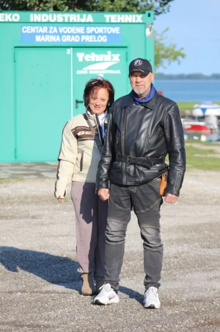 Smeđokosa dama privlačila poglede svojim atraktivnim izgledom i proljetnim outfitom