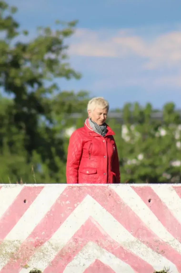 Smeđokosa dama privlačila poglede svojim atraktivnim izgledom i proljetnim outfitom