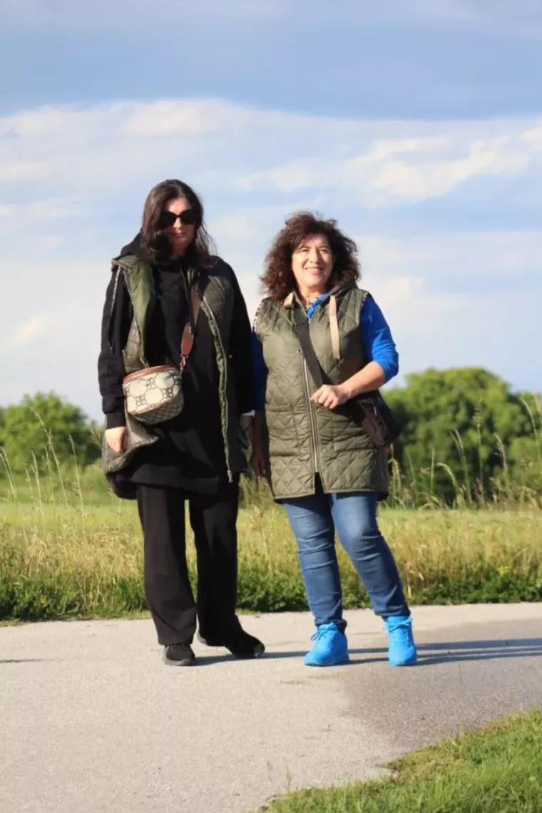 Smeđokosa dama privlačila poglede svojim atraktivnim izgledom i proljetnim outfitom