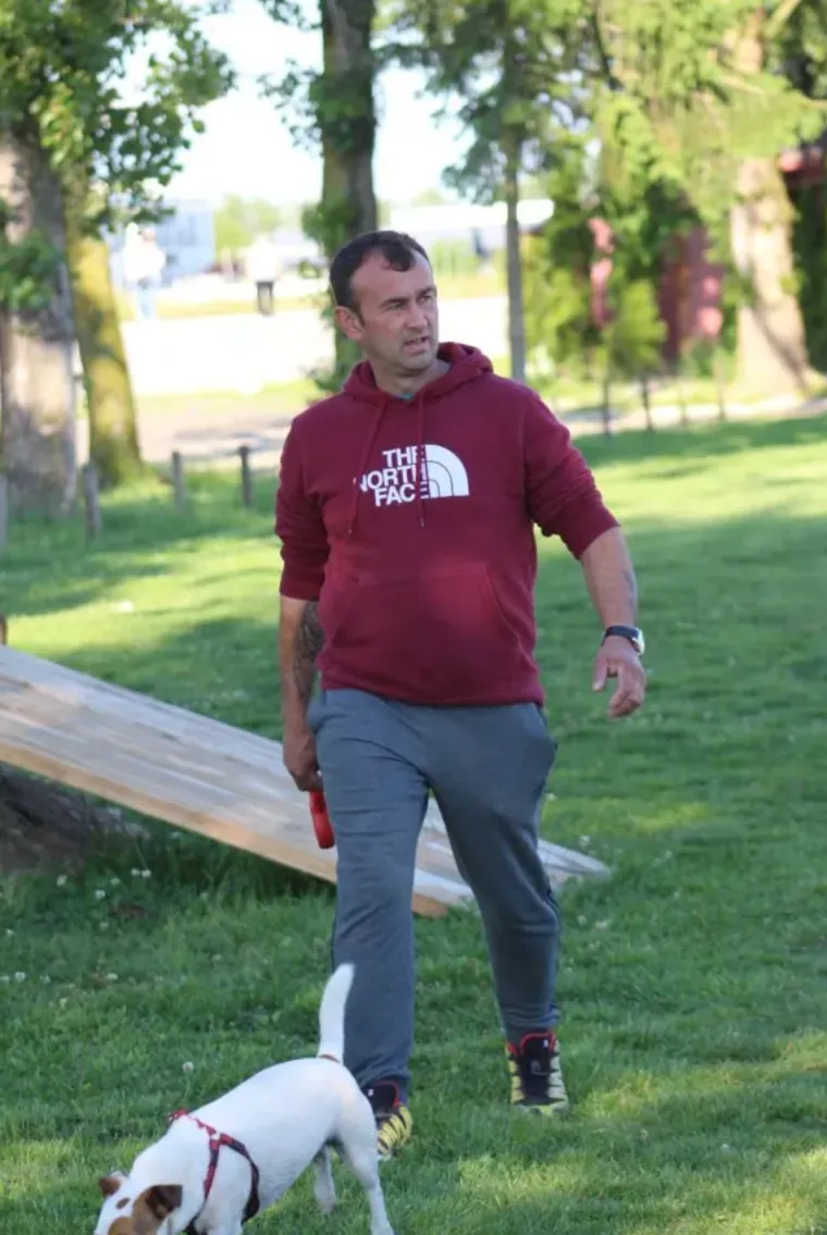 Smeđokosa dama privlačila poglede svojim atraktivnim izgledom i proljetnim outfitom