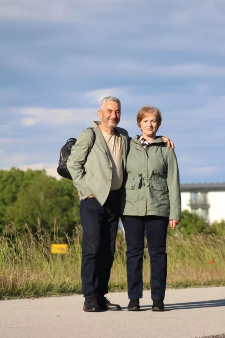 Smeđokosa dama privlačila poglede svojim atraktivnim izgledom i proljetnim outfitom