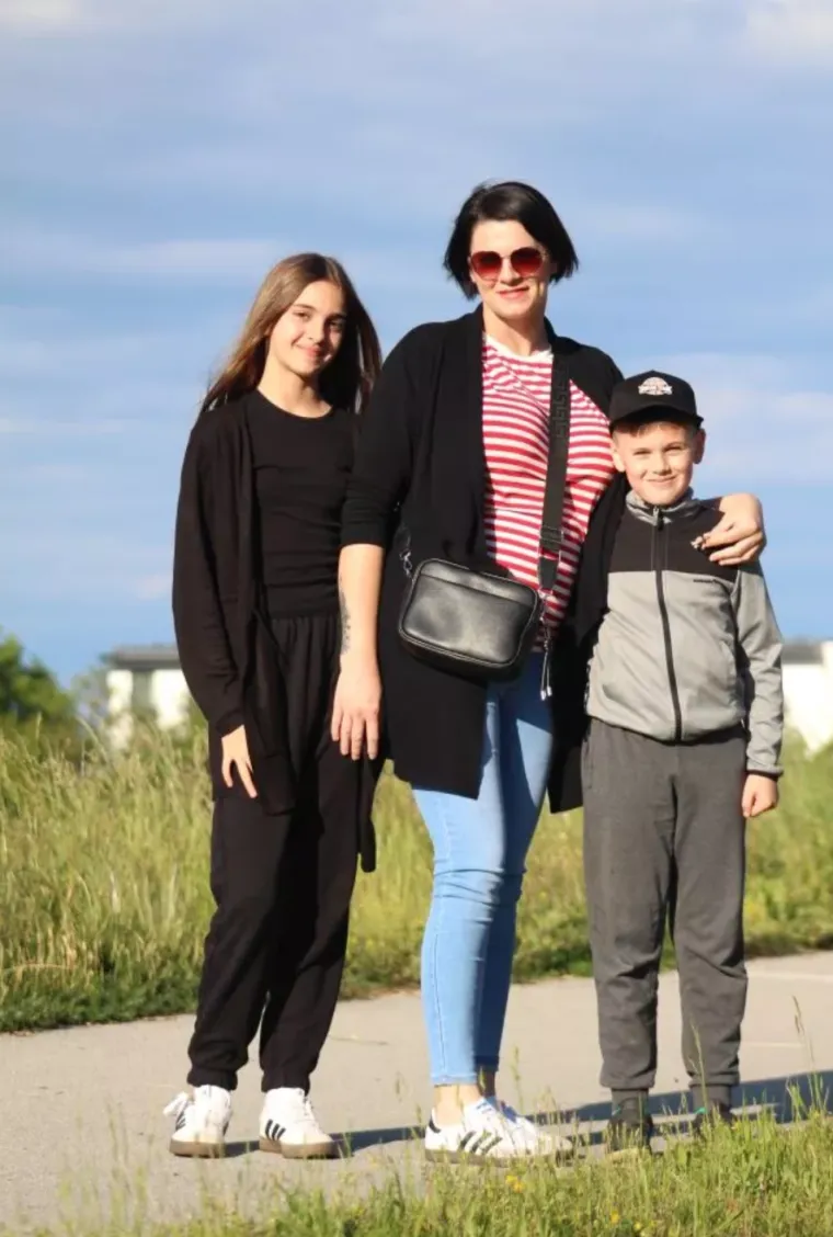 Smeđokosa dama privlačila poglede svojim atraktivnim izgledom i proljetnim outfitom