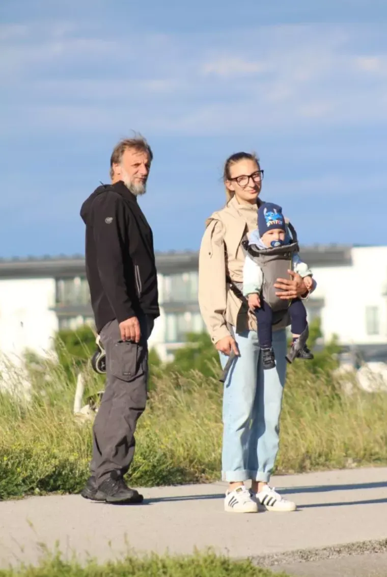 Smeđokosa dama privlačila poglede svojim atraktivnim izgledom i proljetnim outfitom