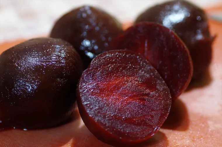 6. Konzervirana cikla - Bogata je antioksidansima, spremna za salate ili kao zdravi dodatak obrocima.