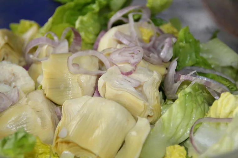 7. Konzervirane artičoke (srca) - Delikatesa je bogata vlaknima, izvrsna za salate, pizze, umake ili predjela.