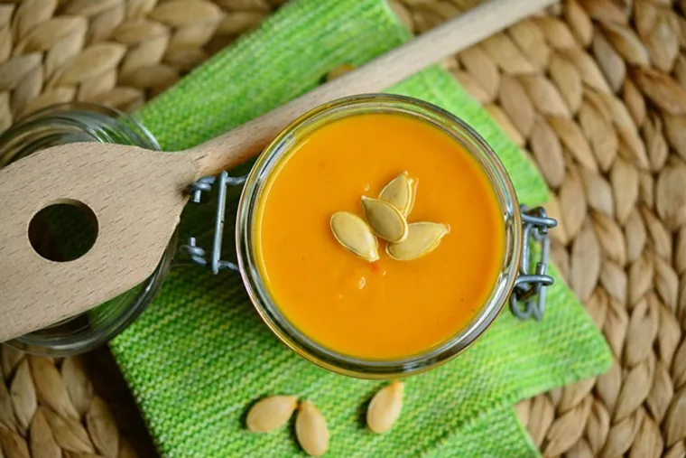 8. Konzervirana bundeva (pire) - Niskokalorična je, bogata vlaknima i vitaminom A, idealna za juhe, pite, kolače ili čak smoothieje.