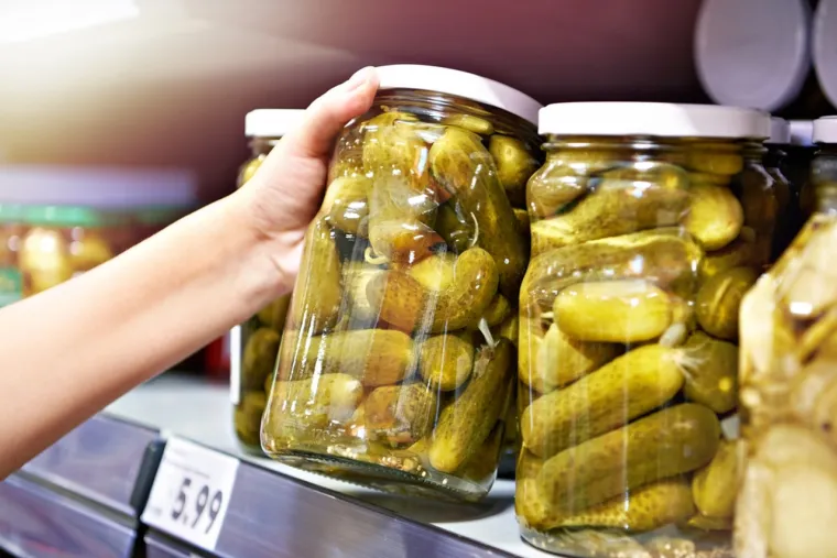 11. Konzervirani kiseli krastavci i ukiseljeno povrće (npr. kiseli kupus) - Dodaju hrskavost i kiselost jelima. Kiseli kupus je i dobar izvor probiotika. Visoko-kiselinske konzerve poput ovih mogu trajati i do 18 mjeseci.