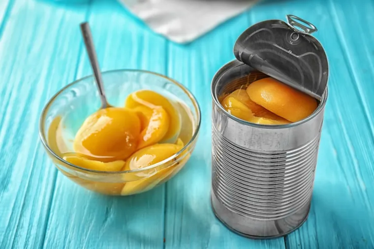 12. Konzervirano voće (breskve, ananas, kruške, marelice itd.) - Spremno je za jelo, za deserte, voćne salate ili kao dodatak zobenim pahuljicama. Često je bogato vitaminom C i kalijem. Konzervirano voće odličan je način za uživanje u voćnim okusima tijekom cijele godine.