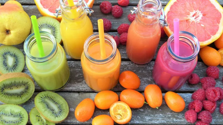 13. Konzervirani voćni sokovi (100 posto udio voća) - Osiguravaju hidrataciju i vitamine. Birajte one bez dodanog šećera.