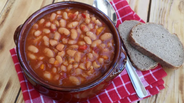 15. Konzervirani grah - Izvrstan je izvor biljnih proteina, vlakana, željeza i kalcija. Svestran je, pa može služiti za salate, variva, i namaze. Može se jesti i direktno iz konzerve.