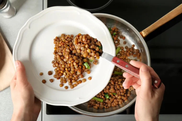 16. Konzervirana leća - Još jedan odličan izvor proteina i vlakana. Spremna je za juhe, variva ili salate.