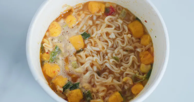 24. Konzervirane juhe (razne vrste: povrtne, mesne, krem juhe) - Mogu se jesti same ili poslužiti kao baza za složenija jela. Potražite opcije s nižim udjelom natrija.