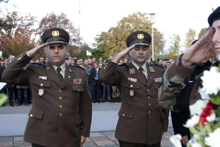 5. studenoga 2009., Zagreb - Postrojavanje Tigrova i polaganje vijenaca poginulima u vojarni Croatia