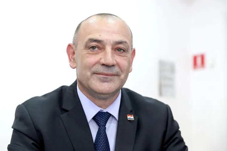 Prepoznajte li tko je ovo? Nekad zgodni general, a sada jedan od glavnih Plenkovićevih igrača