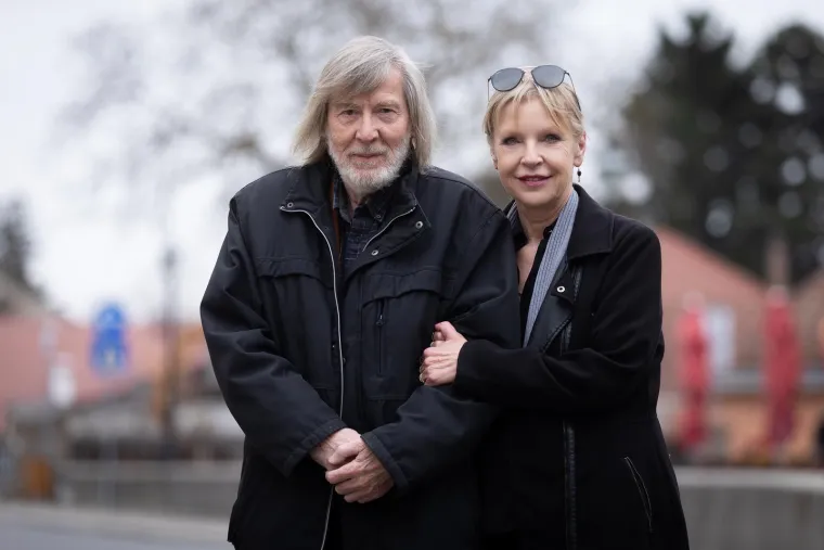 U privatnom životu Višnja Babić živi gotovo filmsku ljubavnu priču. Udana je za književnika i scenarista Hrvoja Hitreca – upravo on je autor “Smogovaca”, serije koja je povezala tisuće gledatelja, ali i njih dvoje. Par se upoznao još u vrijeme nastanka serije, a njihova veza prerasla je u brak koji traje više od trideset godina. Višnja u intervjuima ističe kako njihov odnos nikad nije bio konvencionalan, ali je bio ispunjen razumijevanjem, potporom i ljubavlju. Hitrec je bio stariji od nje i u početku je, kaže, djelovao &quot;pomalo čudno i povučeno&quot;, no upravo ju je to dodatno zaintrigiralo.