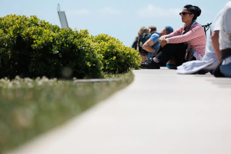 Crnka užarila atmosferu u centru Zadra: U kratkoj suknji i topu naglasila zavidnu liniju
