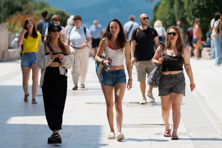 Crnka užarila atmosferu u centru Zadra: U kratkoj suknji i topu naglasila zavidnu liniju