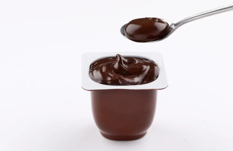 4. Instant deserti: Iako možda ne djeluju slano, instant deserti često sadrže visoke količine soli zbog raznih aditiva. Priprema domaćih deserata omogućuje bolju kontrolu nad sastojcima. Sol se često koristi kao pojačivač okusa i konzervans. Mnogi instant deserti sadrže kombinaciju visokog udjela šećera i soli. 