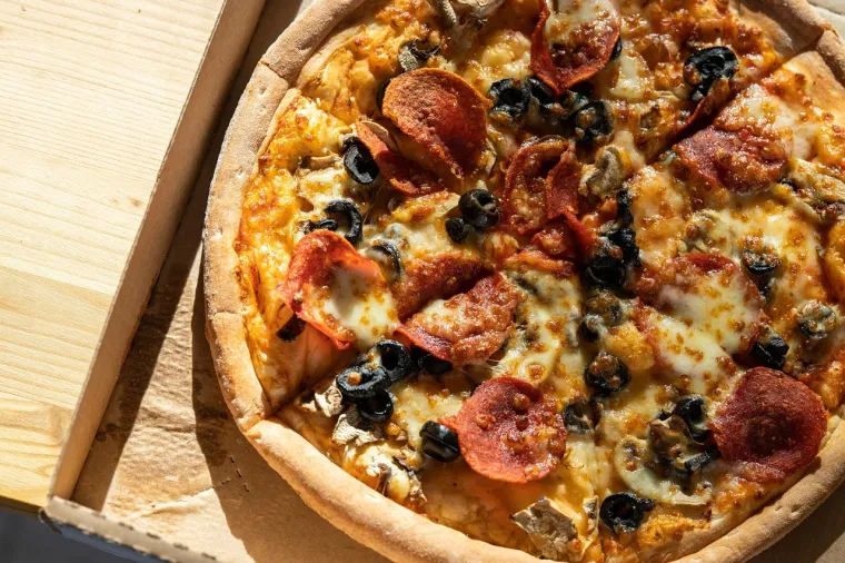 8. Pizza: Uključujući i domaće verzije, pizza može sadržavati puno soli zbog sastojaka poput sira, umaka i tijesta. Ograničite unos i kombinirajte s obiljem salate. Gotove pizze sadrže najviše soli po porciji. Birajte tanke kore i lagane nadjeve. Dodajte svježe povrće kako biste povećali nutritivnu vrijednost.