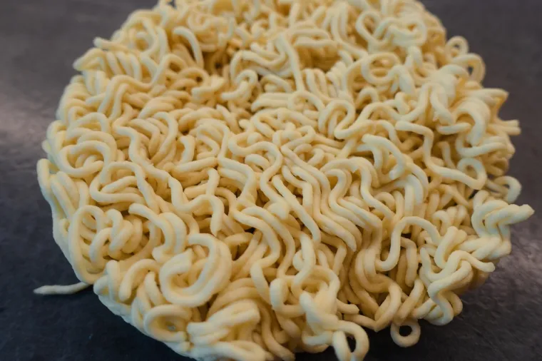 23. Ramen rezanci: Brza i praktična opcija, ali začini koji dolaze s ramen rezancima često su bogati solju. Dodavanje svježeg povrća i nemasnog mesa čini obrok uravnoteženijim. Birajte verzije bez dodanih začina.