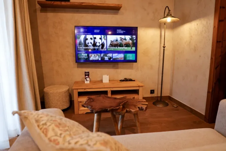 Ovaj inovativni pristup, koji besprijekorno spaja premium hotelski doživljaj s mogućnošću 24-satnog promatranja života divljih životinja, brzo je privukao pažnju globalne publike i stručnjaka iz industrije.