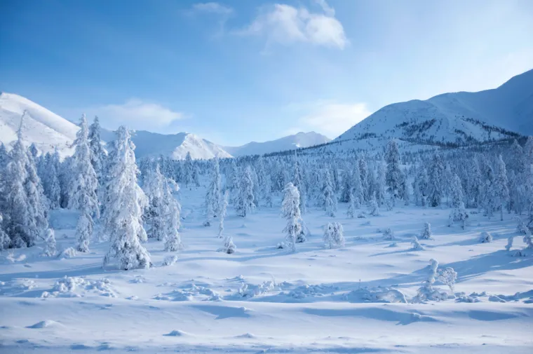 13. Oymyakon: Stanovnici ovog mirnog ruskog grada obavljaju svoje svakodnevne aktivnosti na -71ºC. Oymyakon drži nezahvalnu titulu najhladnijeg naseljenog mjesta na Zemlji.