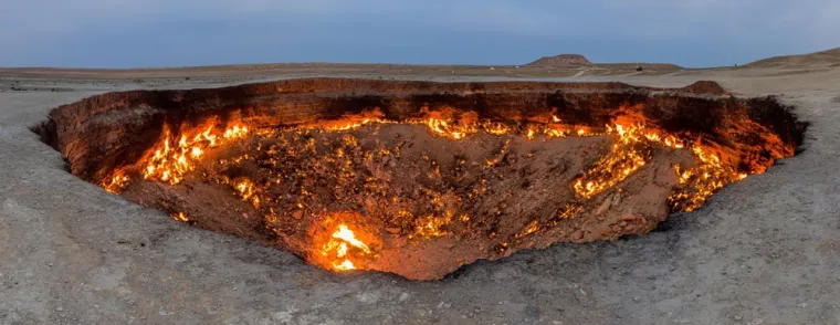 27. "Vrata pakla": Pakao kao da se materijalizirao u plinskom krateru Darvaza u Turkmenistanu. Kako bi spriječili ispu&scaron;tanje metana, geolozi su ga zapalili. Ova vatra, za koju je odgovoran čovjek, gori već vi&scaron;e od 50 godina!