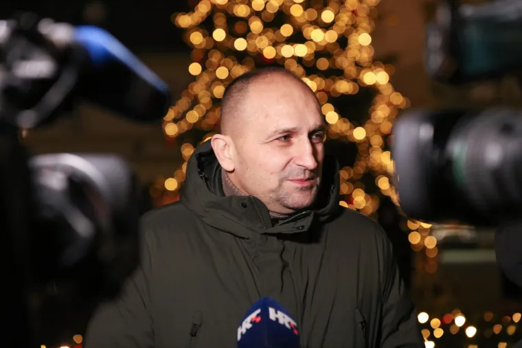  11. prosinca 2022., Osijek - Paljenje treće adventske svijeće ispred katedrale sv. Petra i Pavla. Svijeću je zapalio župan Osječko-baranjske županije Ivan Anu&scaron;ić