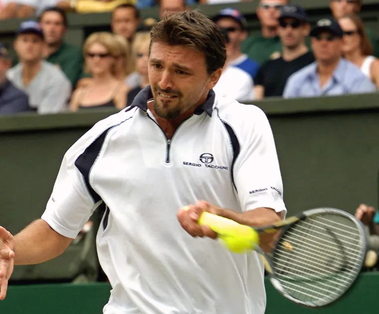 GORAN ZA SVA VREMENA: Tog ljeta 2001. godine, Goran Ivanišević, tada 125. igrač svijeta, stigao je na Wimbledon s pozivnicom organizatora. Malo tko je vjerovao u čudo, osim možda samog Gorana i uskog kruga ljudi oko njega. No, kako je turnir odmicao, a Splićanin nizao pobjede, postajalo je jasno da se piše jedna od najnevjerojatnijih sportskih priča. Uz njegovu genijalnost i nevjerojatne servise, ključan dio te priče postao je i Goranov zamršen sustav praznovjerja, kojeg se slijepo pridržavao. Britanski Mirror kasnije ga je uvrstio među najpraznovjernije sportaše svijeta.