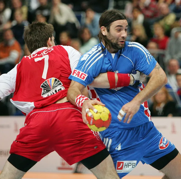 Mirko je otkrio zanimljivu priču o Ivanu Baliću, jednom od najboljih rukometaša ikad: &quot;Sad kad malo razmišljam, mislim da je Ivano nosio isto iste čarape kao neki u reprezentaciji, kao Goran na Wimbledonu. Ili je nosio istu podmajicu. Neka fora je bila. I u istoj trenirci je uvijek išao na tekmu. Tako je nešto bilo&quot;. 