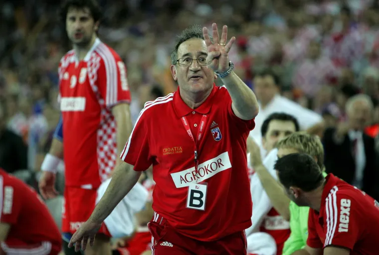 Lino Červar nam je rekao: &quot;Puno sportaša pribjegava praznovjerjima. I moji su koje sam vodio. Da, kao što vam je Mirko Alilović rekao, Ivano Balić je imao to neko svoje praznovjerje s istom trenirkom. Svaki od nas ima neki unutarnji razgovor sam sa sobom. Naravno da svaki trener, igrač, razmišlja da stekne sve preduvjete da utakmica prođe onako kako je zamislio. Da ima i malo sreće. Sreću treba zaslužiti, čovjek ide prema sreći, a ne sreća prema njemu. Čovjek treba izazvati sreću. Tu se ne može dati jedan pravi odgovor, ali pokušat ćemo&quot;. 