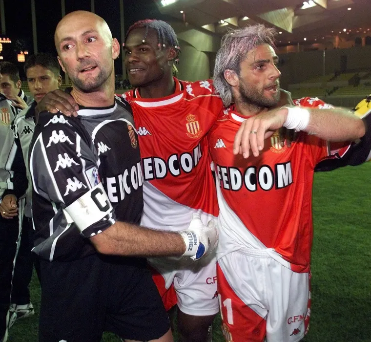 Špehar nadalje otkriva: &quot;Fabien Barthez je bio drugačiji od drugih. Sad kad se toga sjetim, smijem se. Čovjek napravio od dugih rukava kratki. I tako stalno. Jednom sam mu rekao - &apos;Dobro Fabiene, nije mi to što ti stalno radim nikakav problem.&apos; Fabien Barthez je uvijek htio da mu rukave režem ja. I ja njemu: &apos;Fabiene, zašto naručuješ dres s dugim rukavima, ima i s kratkim. Ti stalno, svaku utakmicu režeš. Kazao mi je: &apos;Ne, ne, to je moj ritual. Ja naručim namjerno dres s dugačkim, a ti mi onda rukave režeš sa škarama&apos;. Ja ga gledam i ne vjerujem. Prejaka priča, tako je to kod nas sportaša. Svatko ima nešto svoje&quot;. 