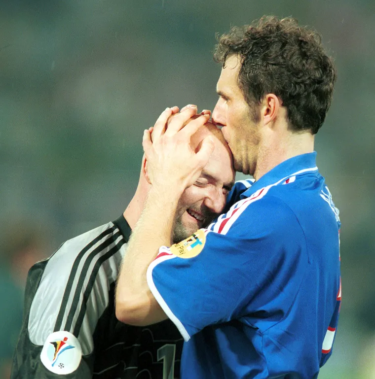 NIJE TO SVE: Prije svake utakmice Laurent Blanc bi došao do svog golmana Fabiena Bartheza na SP-u 1998. i poljubio ga u čelo. Francuzi su smatrali da im taj ritual donosi sreću, kao što je i Goran bio uvjeren da mu gledanje Teletubbiesa, parkiranje ispod istog drveta i korištenje istog pisoara svaki dan pomaže da osvoji Wimbledon. Tricolori su osvojili na tom turniru naslov prvaka svijeta, Goran na svom turniru života uzeo Wimbledonski naslov. 