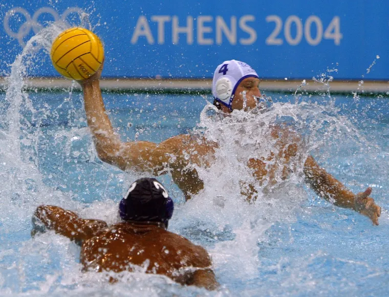Porazgovarali smo i s Dubravkom &Scaron;imencom, slavnim biv&scaron;im vaterpolistom: "A ne, pa nisam imao hehehe. Dakle, morao sam stalno raditi ovo - znate ono kad vaterpolisti skoče u bazen nakon predstavljanja. Ja sam uvijek morao skočiti s loptom. Onda bi tu loptu &scaron;iknuo u gol. Pozdrav publici na centru i gol. Isto tako, Pero Bukić i ja smo zadnji iz svlačionice uvijek izlazili. Pero i ja smo uvijek radili tehniku i on bi četvrtu i desetu loptu primio i dodao s lijevom rukom. Gluposti, ali to su bile na&scaron;e gluposti. Dodavanje u krug i četvrta i deseta na lijevu ruku."