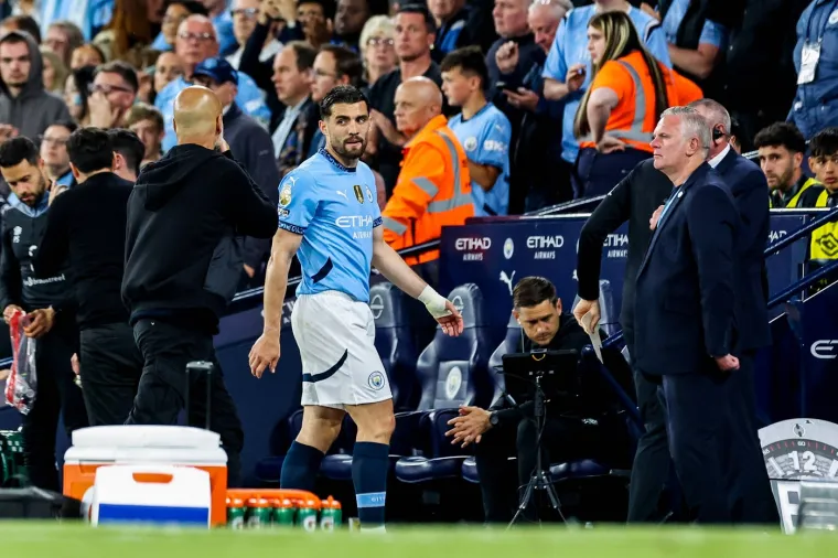 POGLED GOVORI SVE: Trenutak kad je Mateo Kovačić odlazio s terena. 