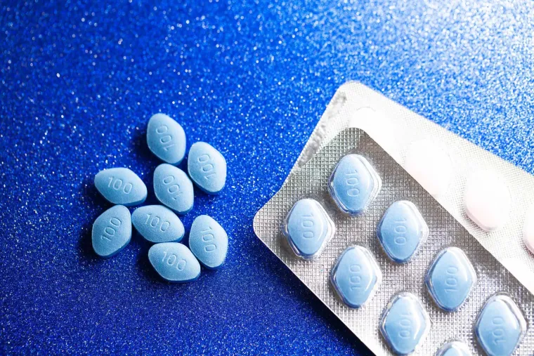 3. Viagra: Tijekom razvoja poznatog lijeka 1989. godine, primarni cilj nije bio liječenje problema u području spolnog zdravlja, već terapija angine pektoris, bolesti srca. Međutim, tijekom kliničkih ispitivanja utvrđeno je da lijek nije djelotvoran u liječenju angine, no pokazao je neočekivani potencijal u terapiji erektilne disfunkcije.