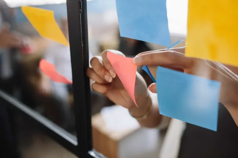 7. Ljepljive bilješke (Post-it): Ove bilješke su nastale kao rezultat neuspjelog pokušaja tvrtke 3M da razvije iznimno jaka ljepila. Spencer Silver je izumio smjesu s blagim prianjanjem koja u početku nije naišla na primjetnu primjenu, no kasnije ju je Arthur Fry iskoristio za označavanje stranica u knjigama na način koji ne oštećuje papir.