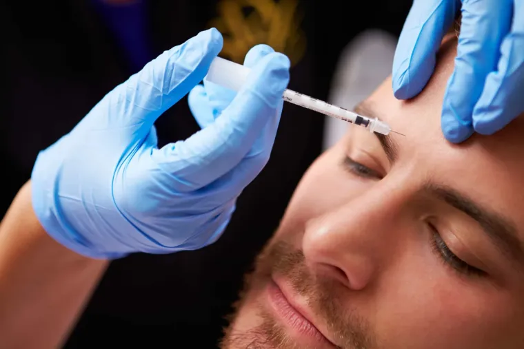 12. Botoks: Oftalmolog Alan B. Scott u početku je istraživao mogućnosti liječenja strabizma (ukrštenih očiju) pomoću botulinum toksina. Tijekom kliničkih ispitivanja, ubrizgavanjem toksina u područje čela postignuti su željeni medicinski rezultati, no zabilježen je i neočekivan estetski učinak - smanjenje bora na čelu i oko očiju. Otkriće tog dodatnog učinka dovelo je do široke primjene botoksa u estetskoj medicini.