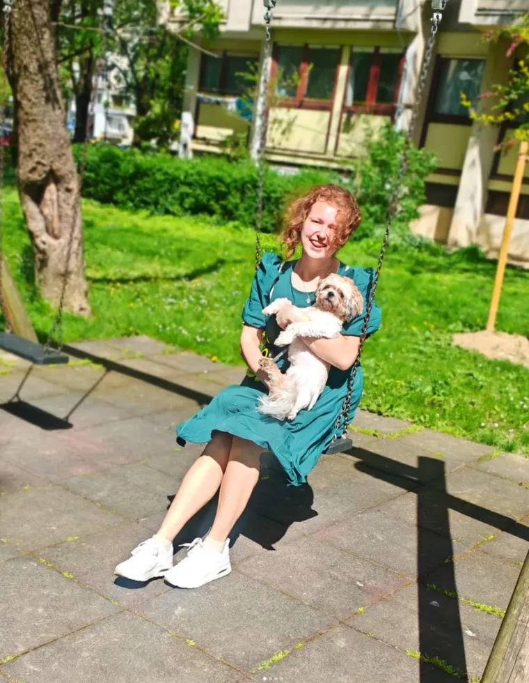 
&quot;Danas mi je 28. rođendan. Opet me prva pozdravila moja Marija. Ali ove godine pridružili su joj se gotovo u isto vrijeme i moji roditelji, i njegovi roditelji i Tomislav Čekolj, a kasnije i svi ostali moji bliski i dragi ljudi kojih ove godine imam više jer mi je prošla godina poklonila nova lijepa prijateljstva. Danas ne slavim samo još jednu godinu života, nego i sve ljude, lekcije i trenutke koji su me oblikovali. Hvala svima koji su dio mog života!&quot;, napisala je. 