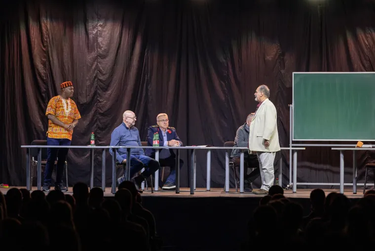 U klupama nezaboravne učionice dijelio je prostor sa Zlatanom Zuhrićem Zuhrom, Draženom Folnegovićem, pokojnim Đurom Utješanovićem i Ahmedom el Rahimom, dok je pred njima stajao legendarni Željko Pervan u ulozi strogo-duhovitog profesora.