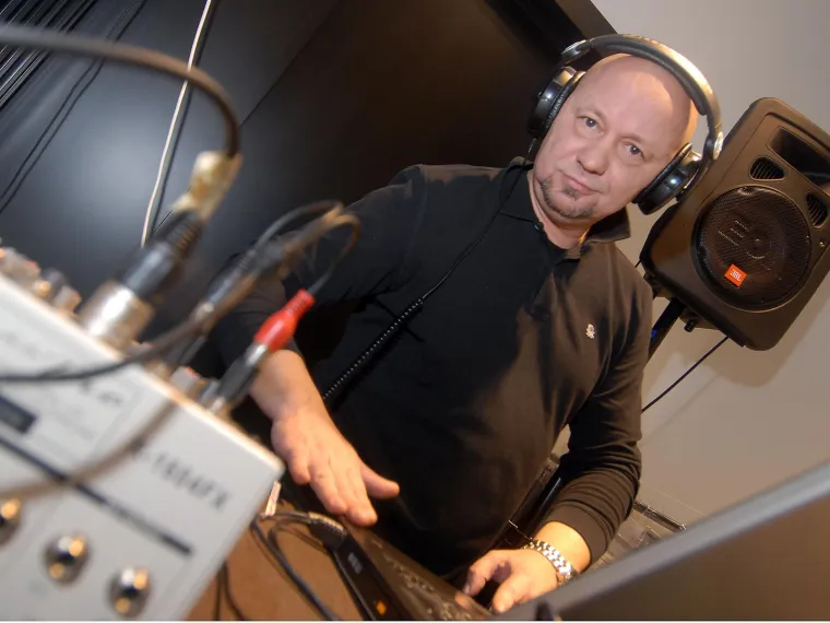  Uz glumu, Mladen se amaterski bavio i glazbom, pokazujući da mu je umjetnost bila bliska na više razina.