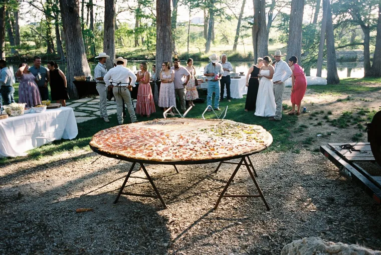 Naime, Beth i Brandon Duhon (oboje 24), pretvorili su svoje vjenčanje u pizzafest kada su, umjesto tradicionalne hrane za takvu prigodu, poslužili pizzu veliku osam metara. 