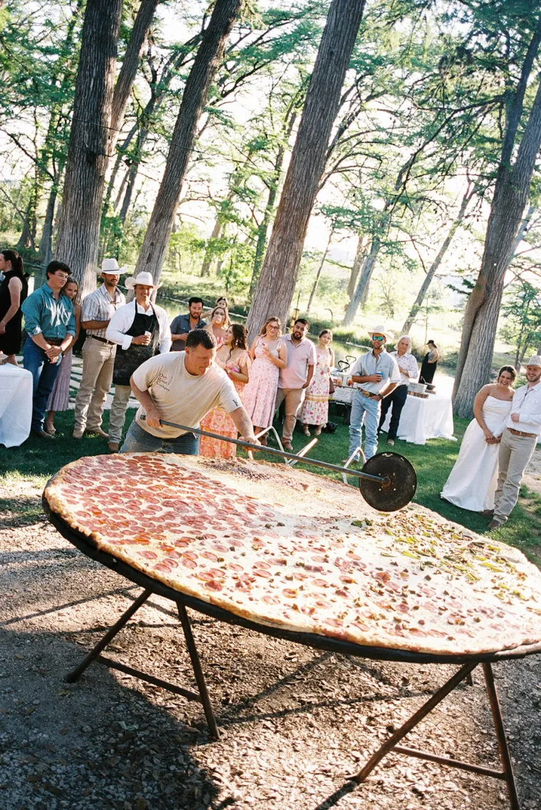 Iako su obitelji u početku odmahivale glavama, na kraju je ipak svih 160 gostiju uživalo u pizzi, a neki su kućama ponijeli ostatke. 