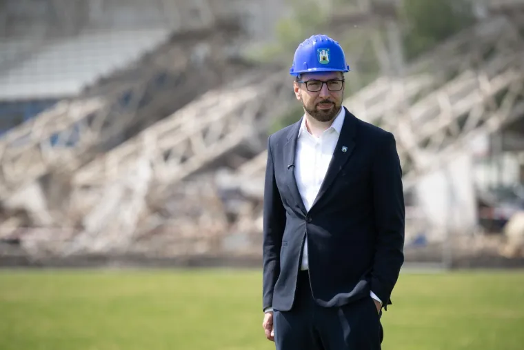Tomašević je najavio da nakon izbora očekuje konkretnije korake po pitanju Maksimira: &quot;Nakon izbora očekujem sjednicu povjerenstva između Vlade i Grada, koja mora odobriti sve javne nabave vezane za rušenje i gradnju stadiona Maksimir. Sve ide po planu.&quot;