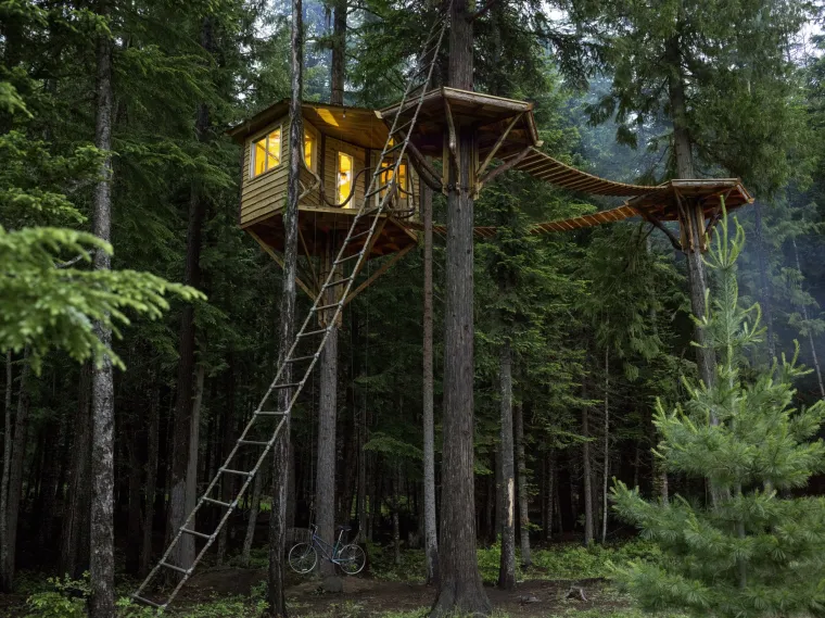 CABIN PORN, SANDPOINT -  Visoko u krošnjama drveća smjestio se pravi dvorac na drvetu. Pripremite se za vizualni užitak uz ove ručno izrađene kabine koje su prikazane u novoj knjizi koja će vas potaknuti da pobjegnete od modernog života i povučete se u divljinu. Skriveni duboko u šumi ili izvan vidokruga na vrhu planine, ovi samostalno izrađeni domovi pokazuju koliko idiličan može biti život na otvorenom.

Jedna od fotografija prikazuje dvorac na drvetu visok trideset stopa, uz neobičnu geometrijsku jurtu. Druge slike pokazuju kako postojeće predmete možete pretvoriti u jedinstvene skrivene oaze, primjerice, jedna fotografija prikazuje Honda Civic preuređen u kamp-kućicu.